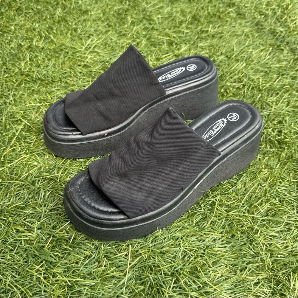 Vintage Y2K East lower side Black Platform sandals  women’s size 7.5